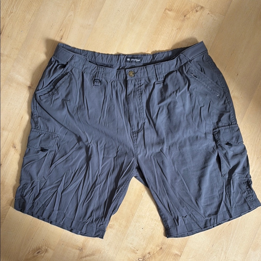 Gray Cargo Shorts with Lightweight Fabric and Relaxed Fit